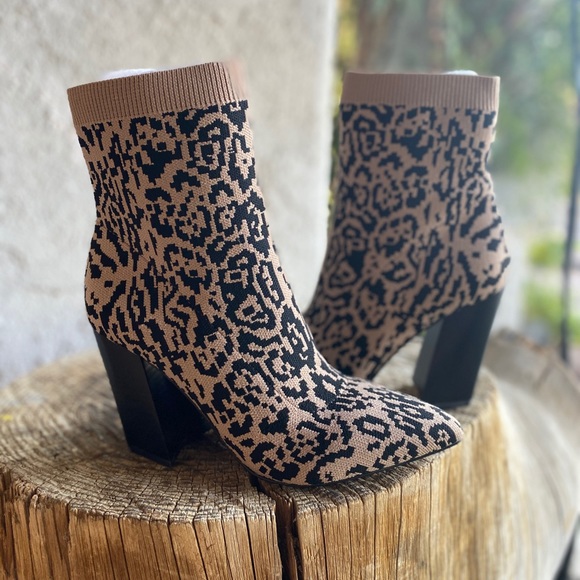 VINCE CAMUTO Setillen Booties In Leopard - Picture 8 of 9